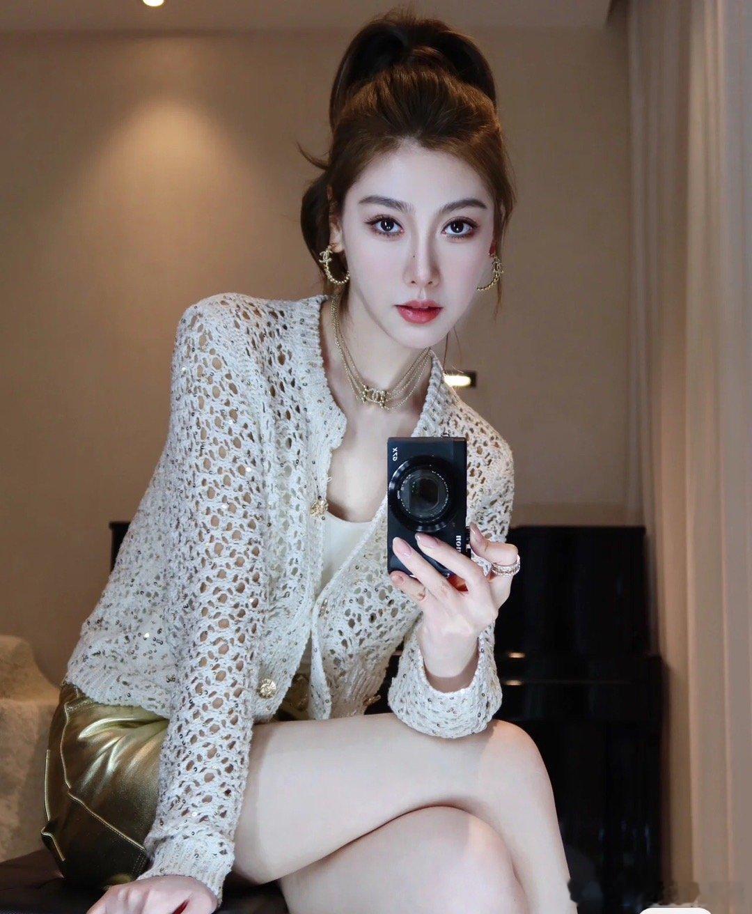 A股竞价开盘，反向指标银行，四大行一度再领涨上涨，而与此同时低价，微盘，题材科技