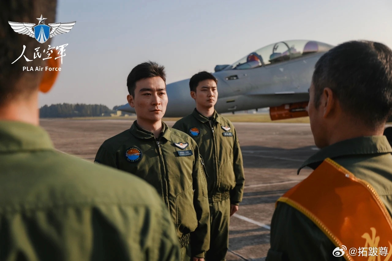 东部空军某部老飞停飞，石榴和飞豹出席 