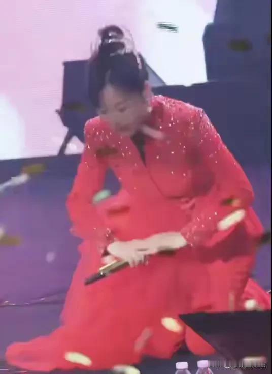 云朵下跪磕头的场景似曾相识，让我想起了某位故人。现在这样的人越来越多，都觉得全是