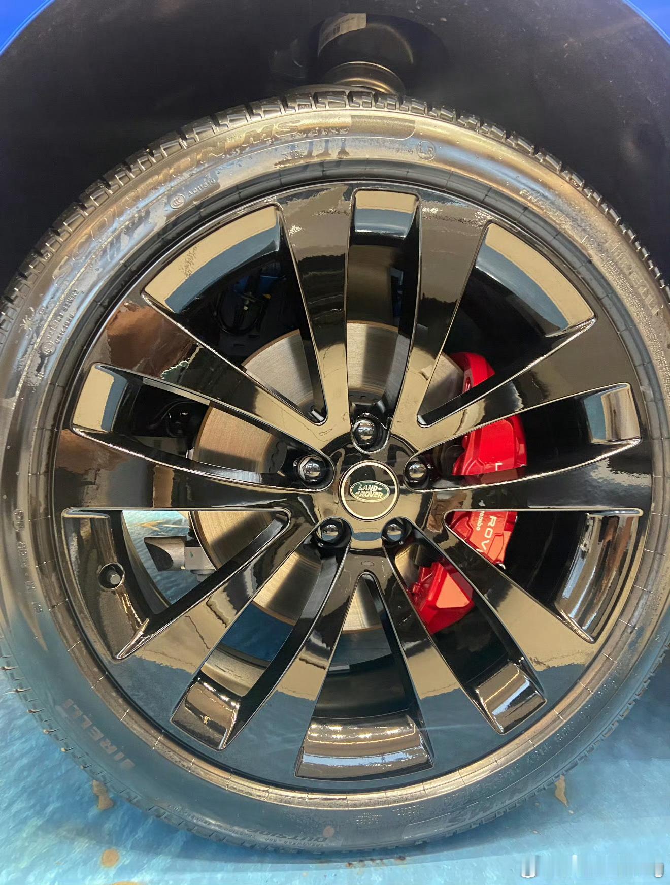 揽胜运动SE 特别版 极速蓝 白内饰 指导价998000元这台车选配 车漆 轮毂