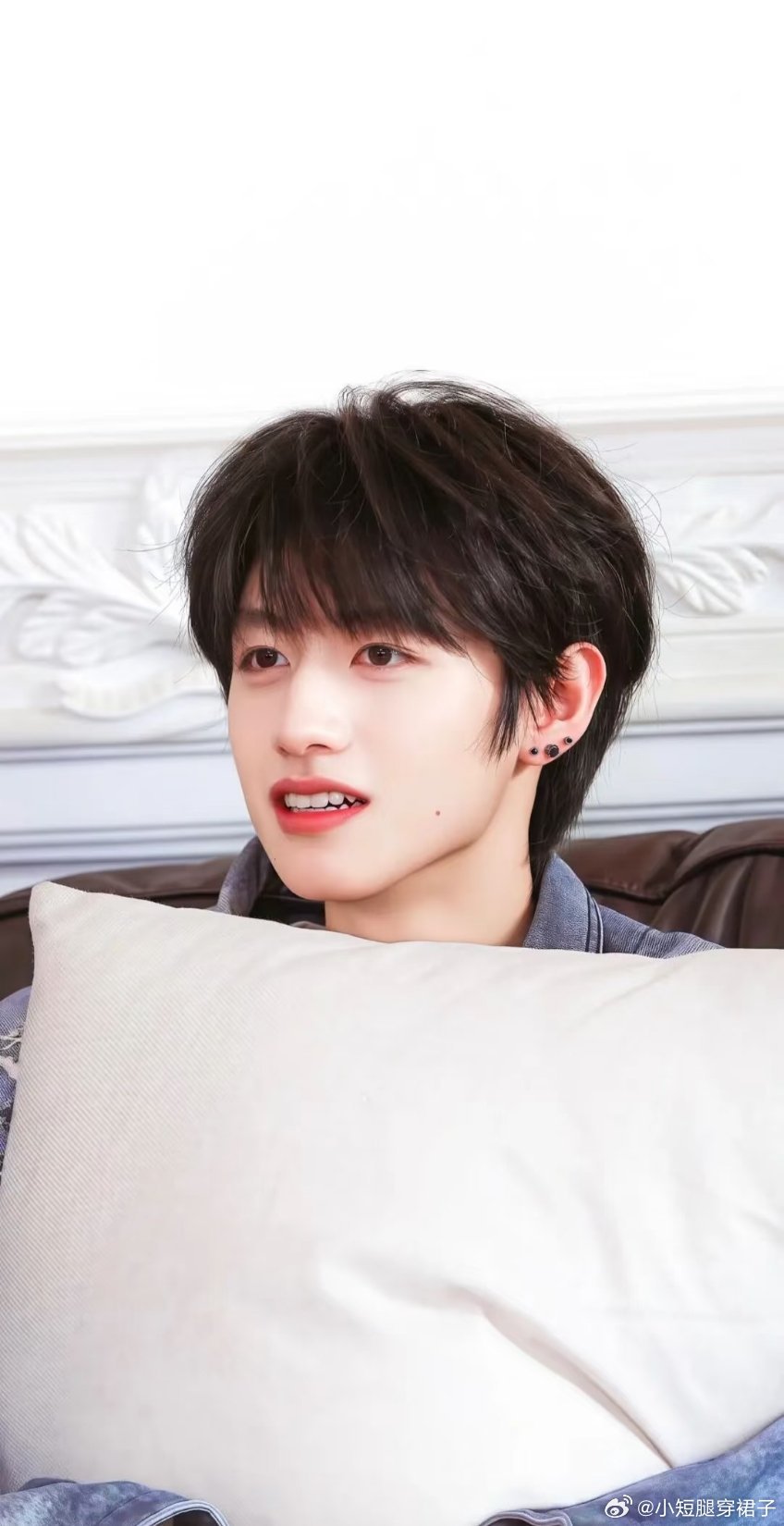 朱志鑫课间休息给粉丝发视频不知道之前好高冷的帅哥，认识之后，朱志鑫有点傻有点可爱