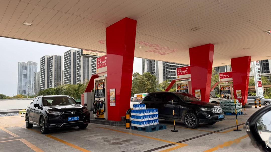 听着语音播报加油埋单的金额…突然觉得加油好贵…好贵 