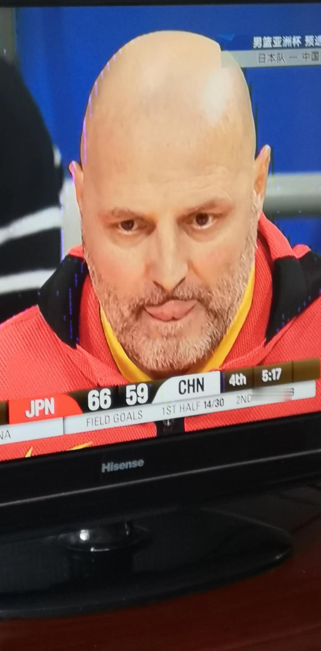 中国男篮73：76惜败日本，主教练乔尔杰维奇难辞其咎。
第一，打日本主动放弃内线