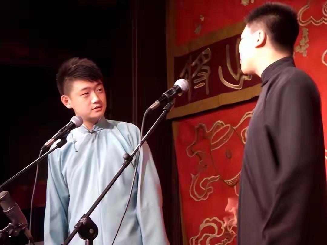 郭德纲和郭麒麟关系不好吗？

老郭现在面临的最大问题就是和郭麒麟不亲。

老郭常