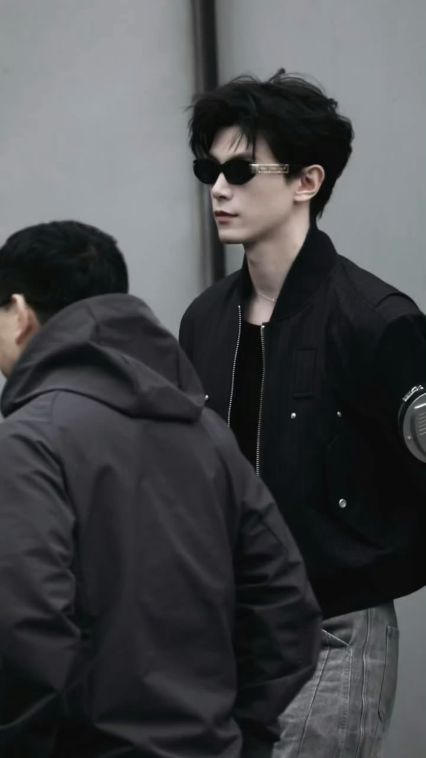 邓凯hi6潮男上班路透 邓凯完全酷哥来的，太帅了吧也，上车了也不忘给粉丝饭撒邓凯