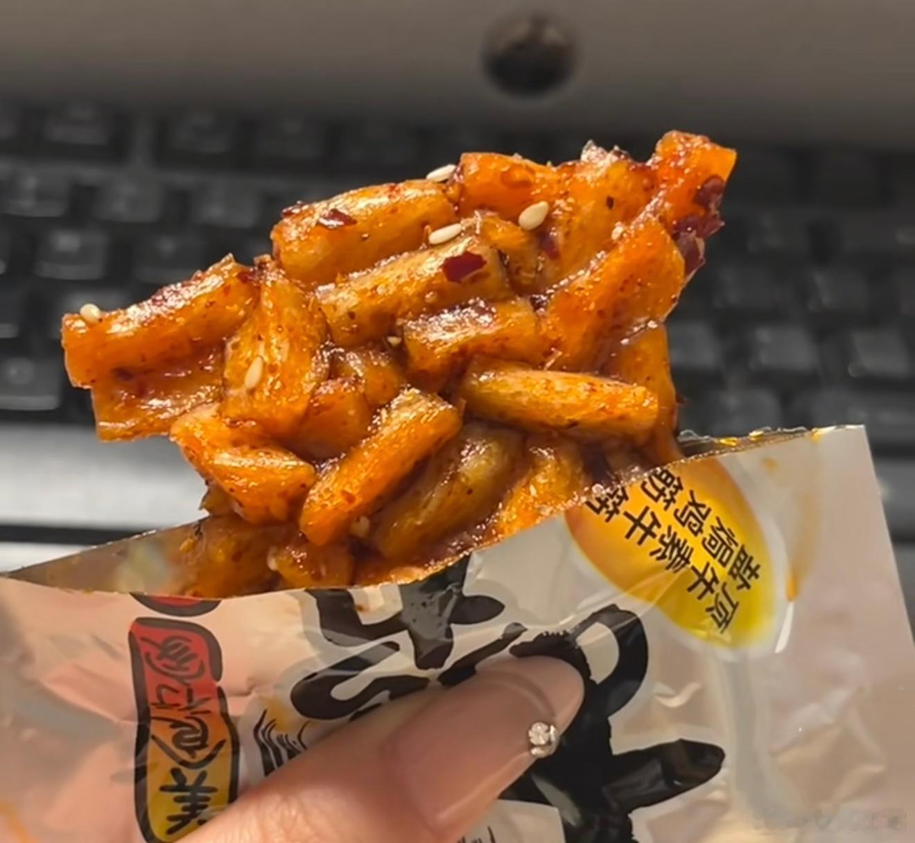 一代人有一代人的馋嘴小时候5毛一包的零食才最权威，现在都全都是科技与狠活。 