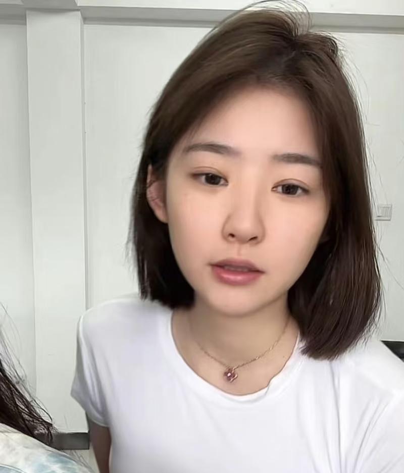 黄一鸣被一些网友说没文化，她反驳说并且认为人不需要太有文化。

对于学历，黄一鸣