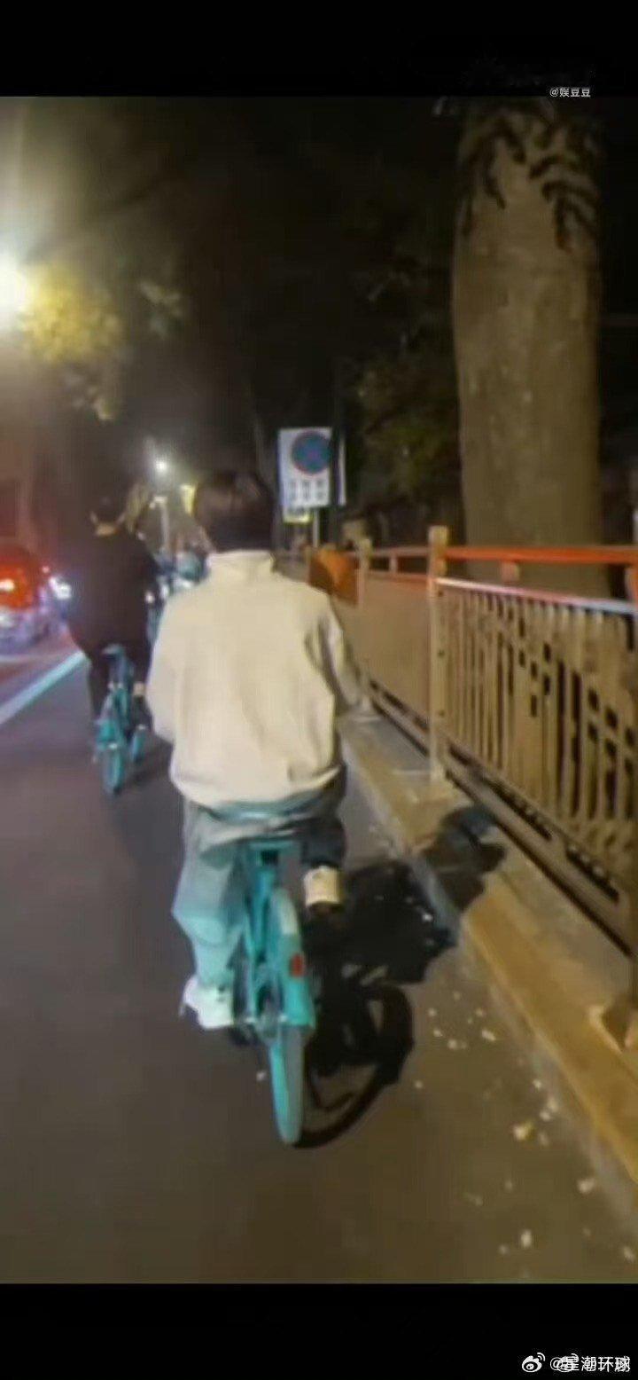 杨博文夜骑去看天安门红旗 舞台上稳步成长，心怀家国赤诚。杨博文国庆前夜骑去看天安