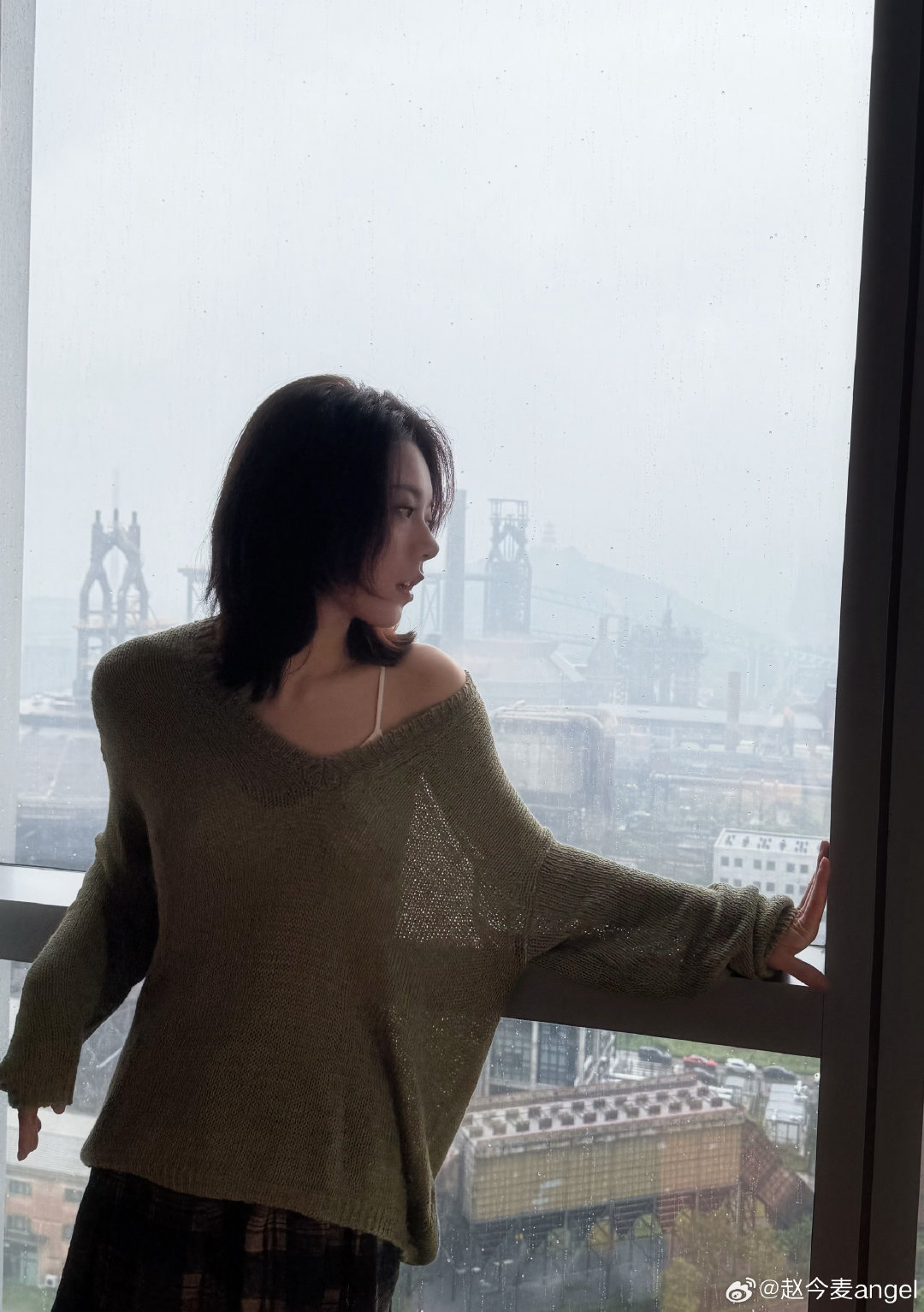 赵今麦七夕营业照雨幕作背景，窗台为画框，赵今麦七夕营业照，氛围感直接拉到满分！ 