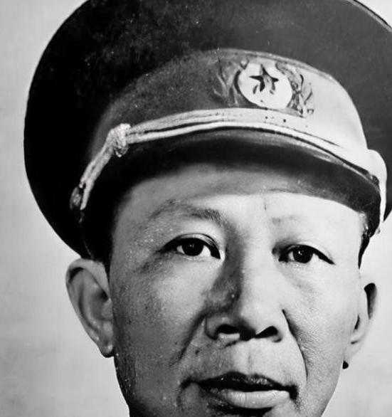 1942年，八路军周彪率机关队伍转移途中，察觉秘书故意走在外侧，还偷偷撒高粱粒。