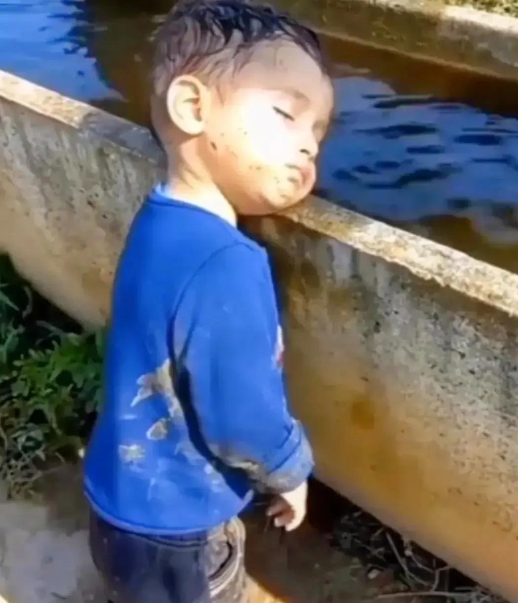这样一张图片，让我这个有孙女的人看得心都要碎了。

一个巴勒斯坦小男孩，看起来也