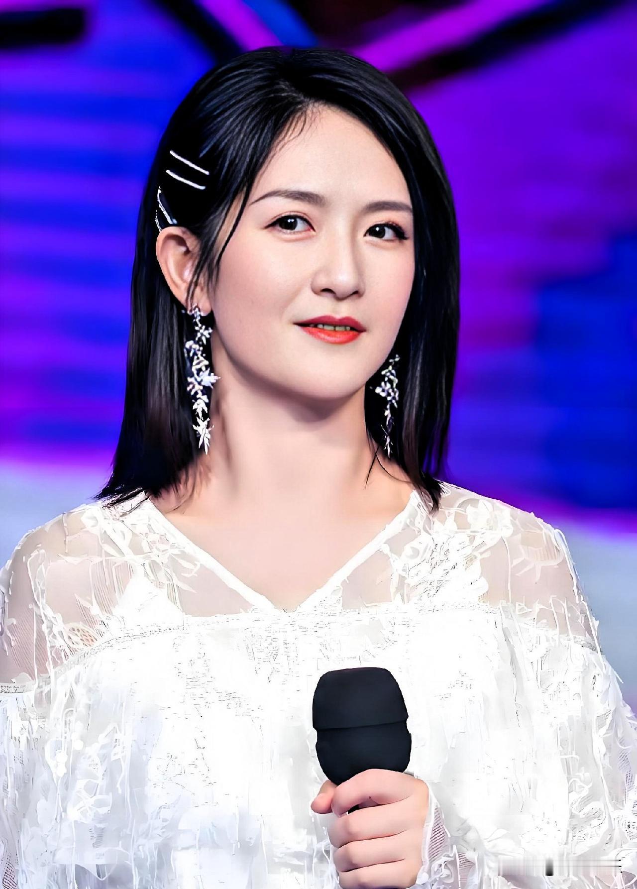 你敢信？主持了半辈子综艺的谢娜，要开全国巡演了。

首战北京工人体育场，7月11