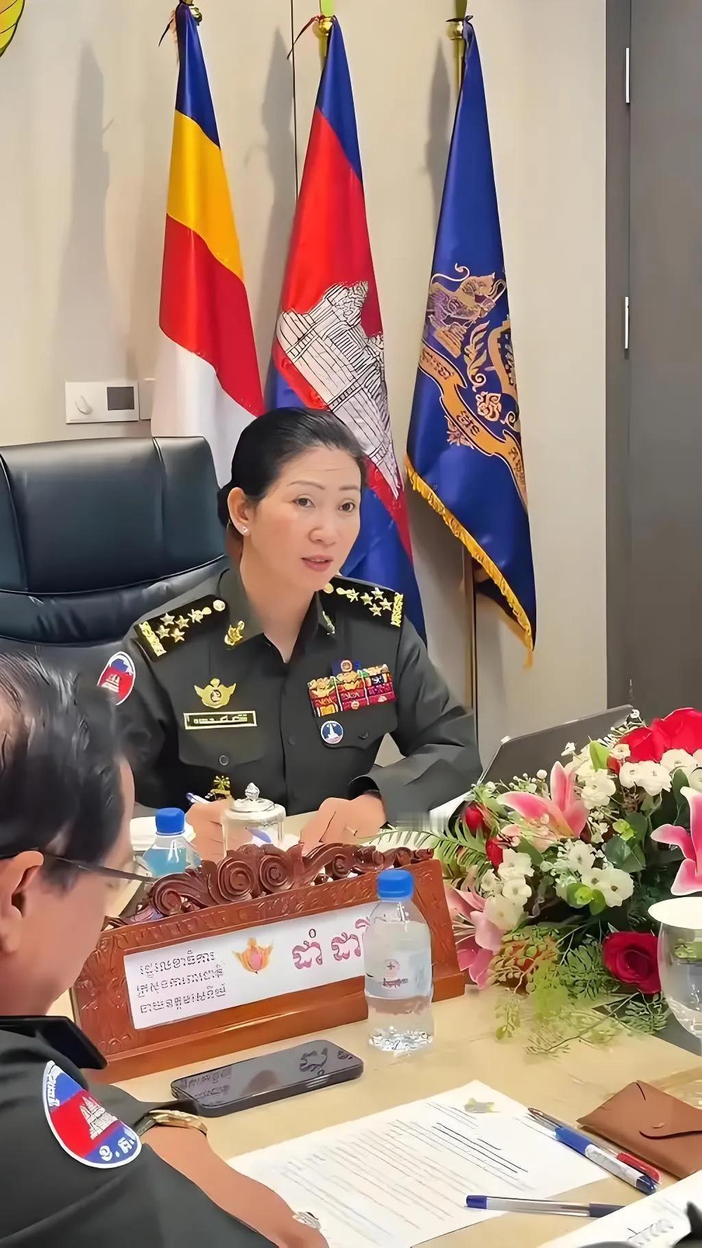 年轻漂亮的四星女上将…
 
柬埔寨国防部女国务秘书丹达丽尼，四星上将，相当于咱们