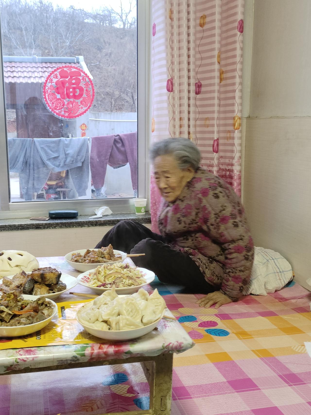 奉劝大家，真的别再抠抠搜搜过日子了。
看到一句话特别戳心：你以为的来日方长，其实