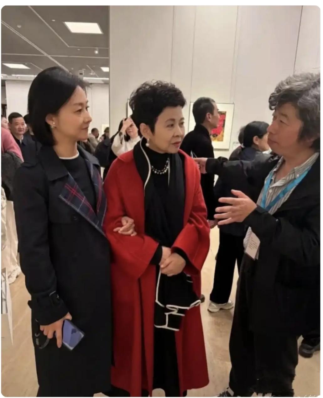 董文华怎么老成这样了？昨日的风采都去哪了？看来再精神的人都经不起岁月的摧残，庆奶