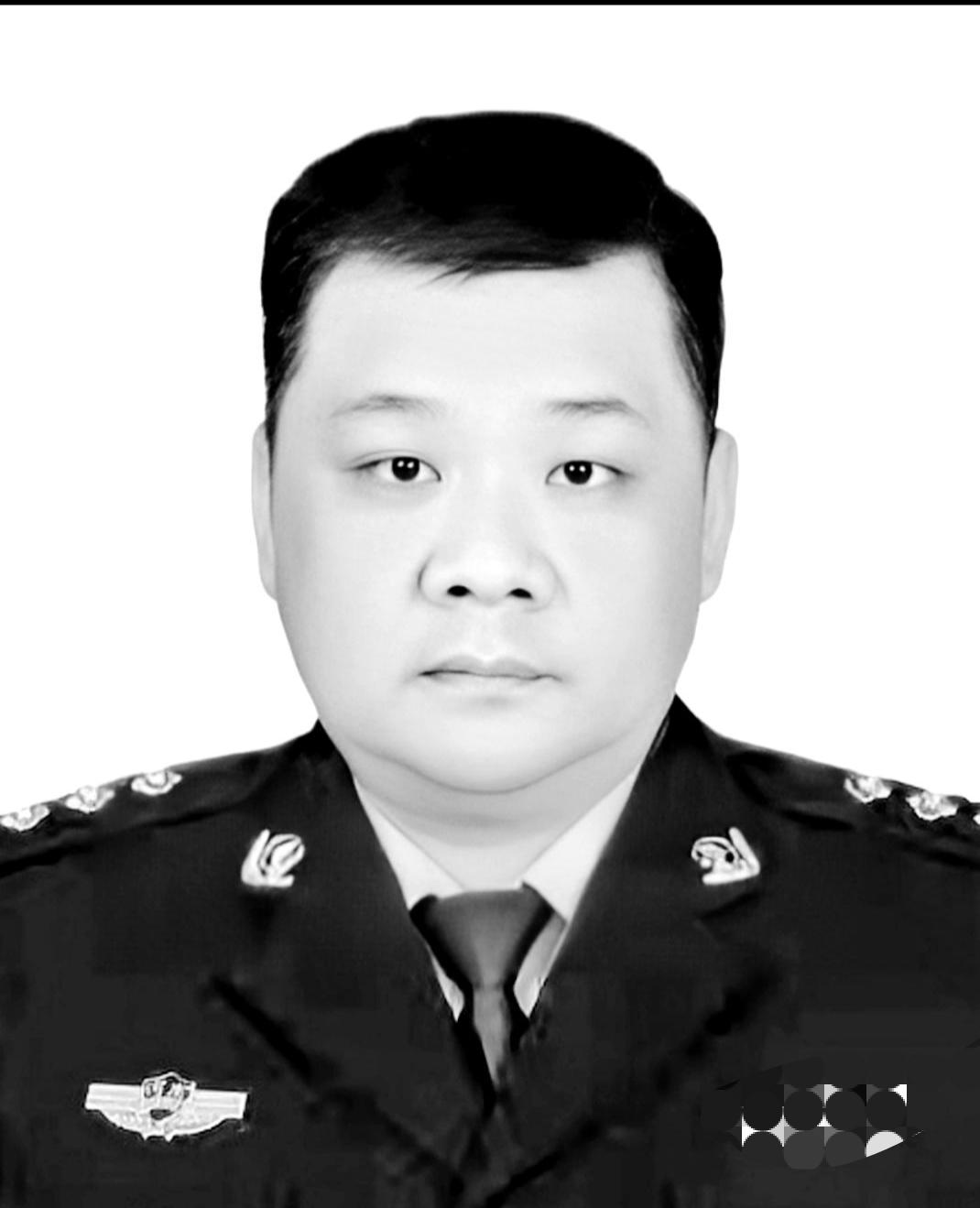 暴雨洪水里逆行36小时！民警刘磊拼尽一生守护一城烟火
 
刘磊，郑州市公安局南阳