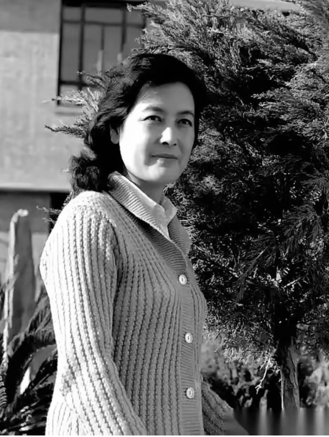 演员杨雅琴，她曾红极一时，她演过《苦菜花》里面的娟子，却婚姻不幸，53岁病逝，两