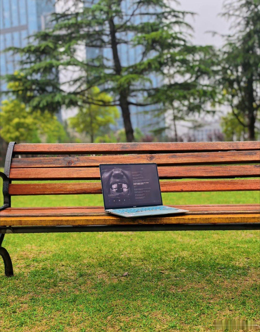 HUAWEI MateBook 14 鸿蒙版颜值是真的高，而且屏幕还有小巧思，云