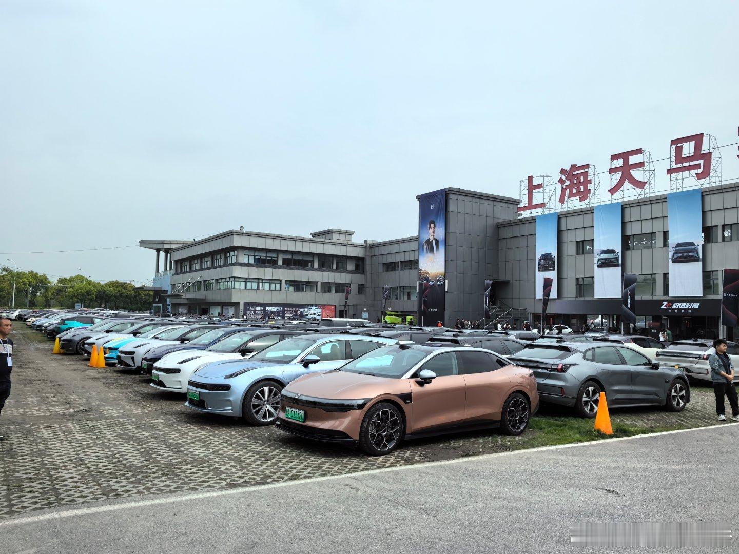 天马停满了极氪，据说周冠宇马上要来[doge]  ​​​