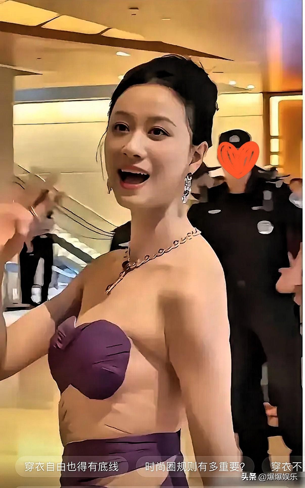 真当自己家开年会了？盛典红毯上明星纷纷身着精致高定礼服亮相，唯独一位艺人直接穿着