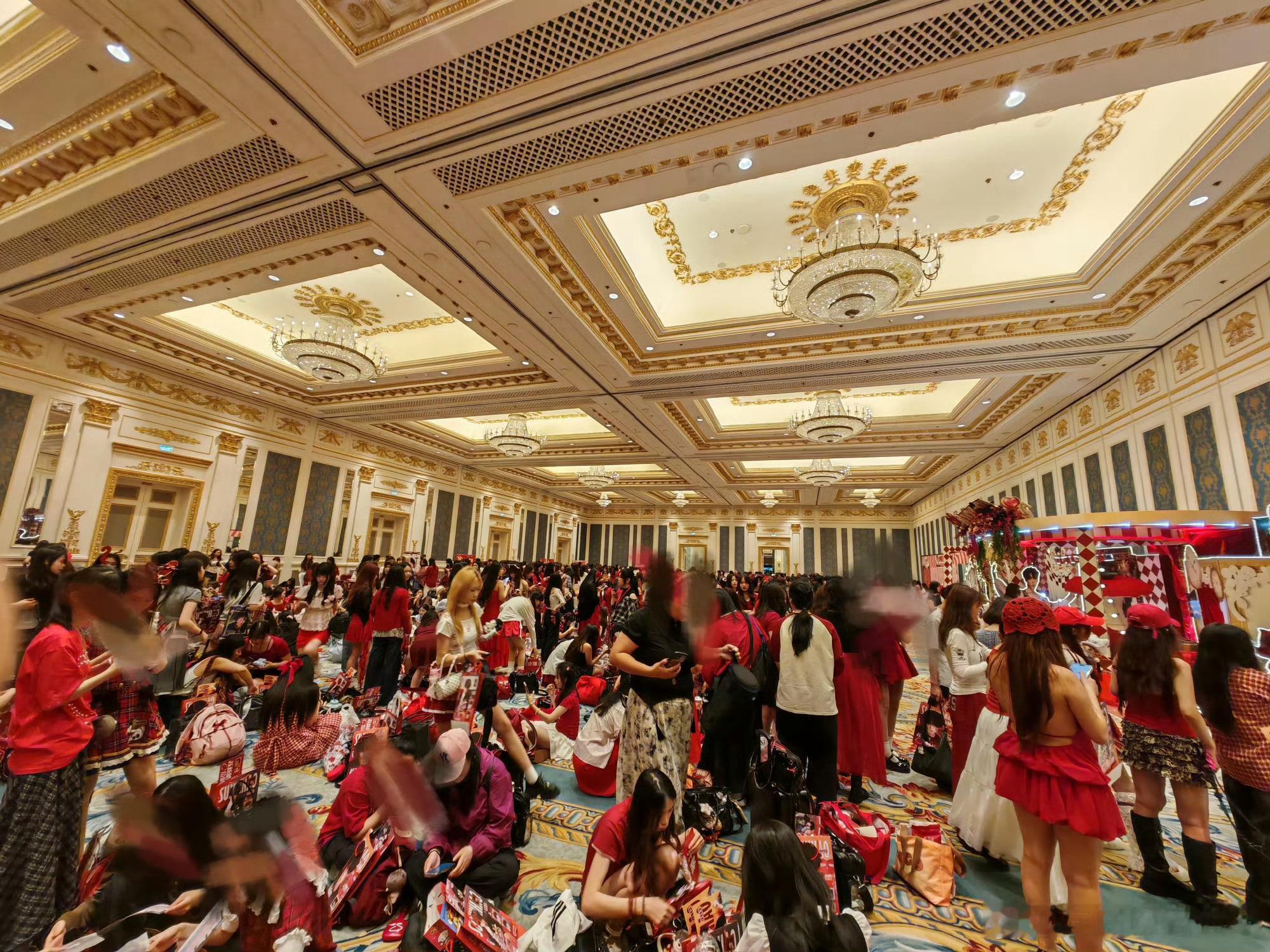 苏新皓1000平包店人气1000平超大应援店直接被挤爆！人山人海、红海一片，门口