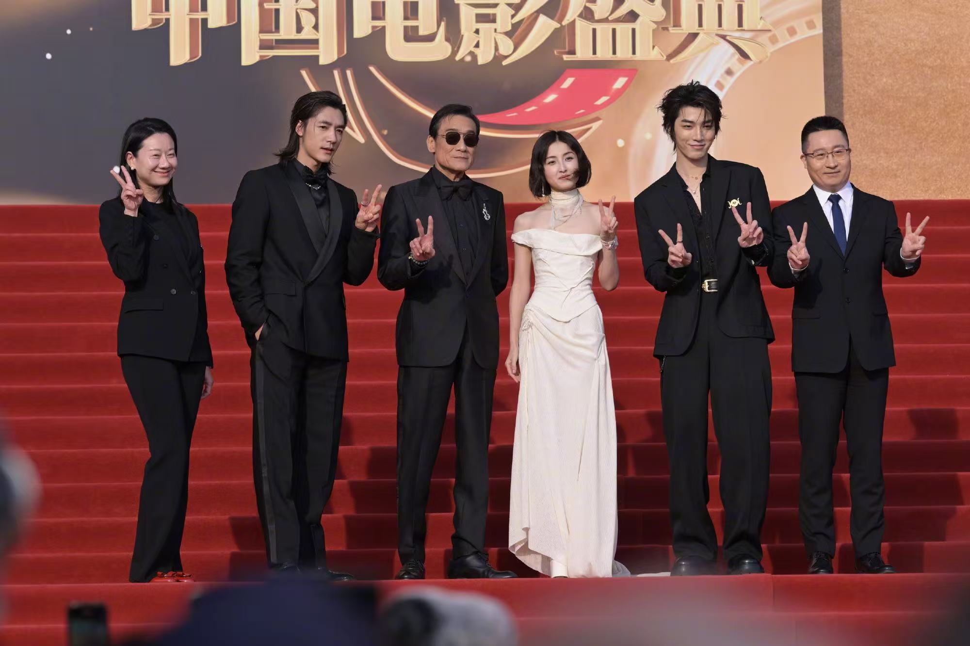 CMG中国电影盛典红毯今晚的红毯，是华服与气场的较量，更是作品与实力的背书。cm