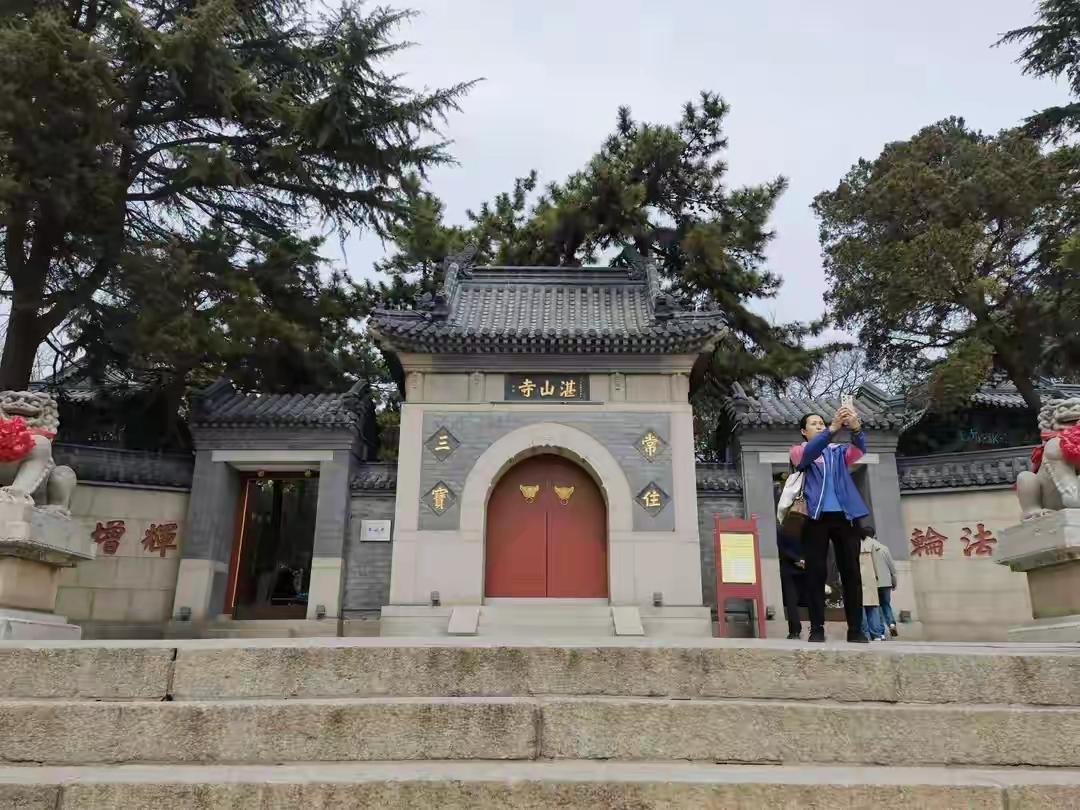 近日，有人在抖音发布视频说青岛市南区湛山寺从12月1日开始免门票了，但是经过实地