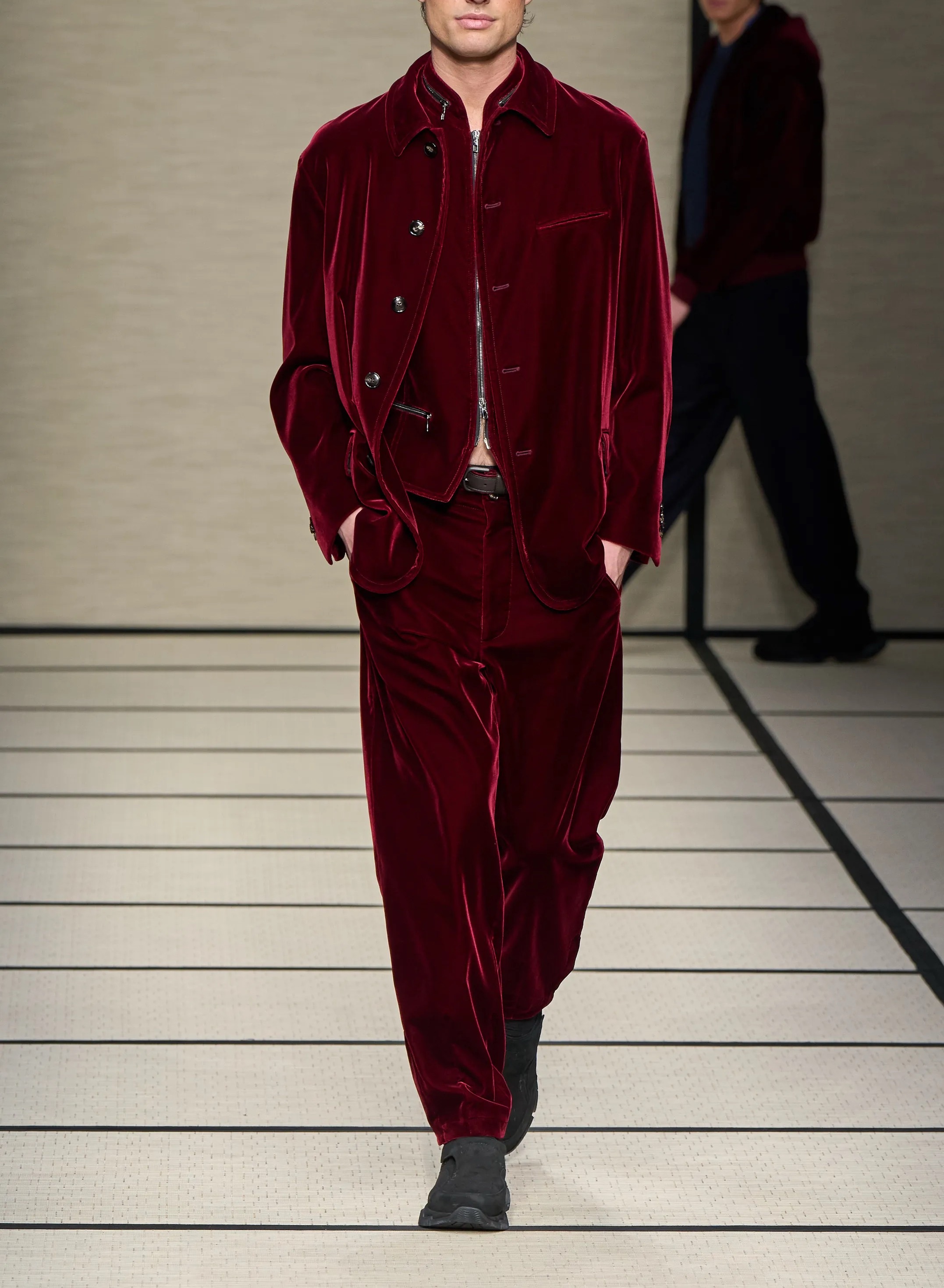 树莓红 在 2025 年的男装秀场上，树莓红的出现并不张扬，却极其明确。它不像正