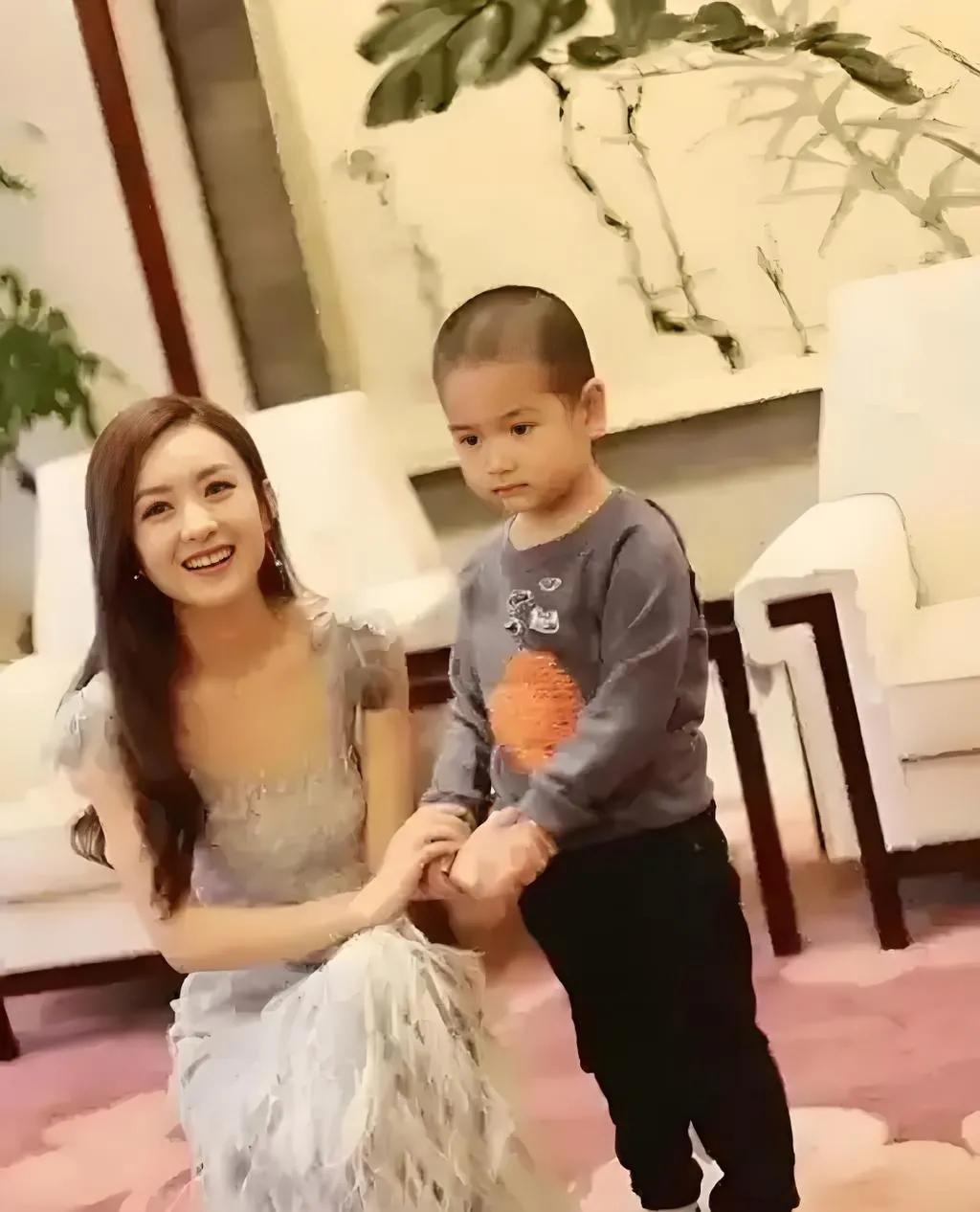 被这张赵丽颖和孩子的照片戳到了！
 
点开这张图，谁的DNA狠狠动了！赵丽颖眉眼