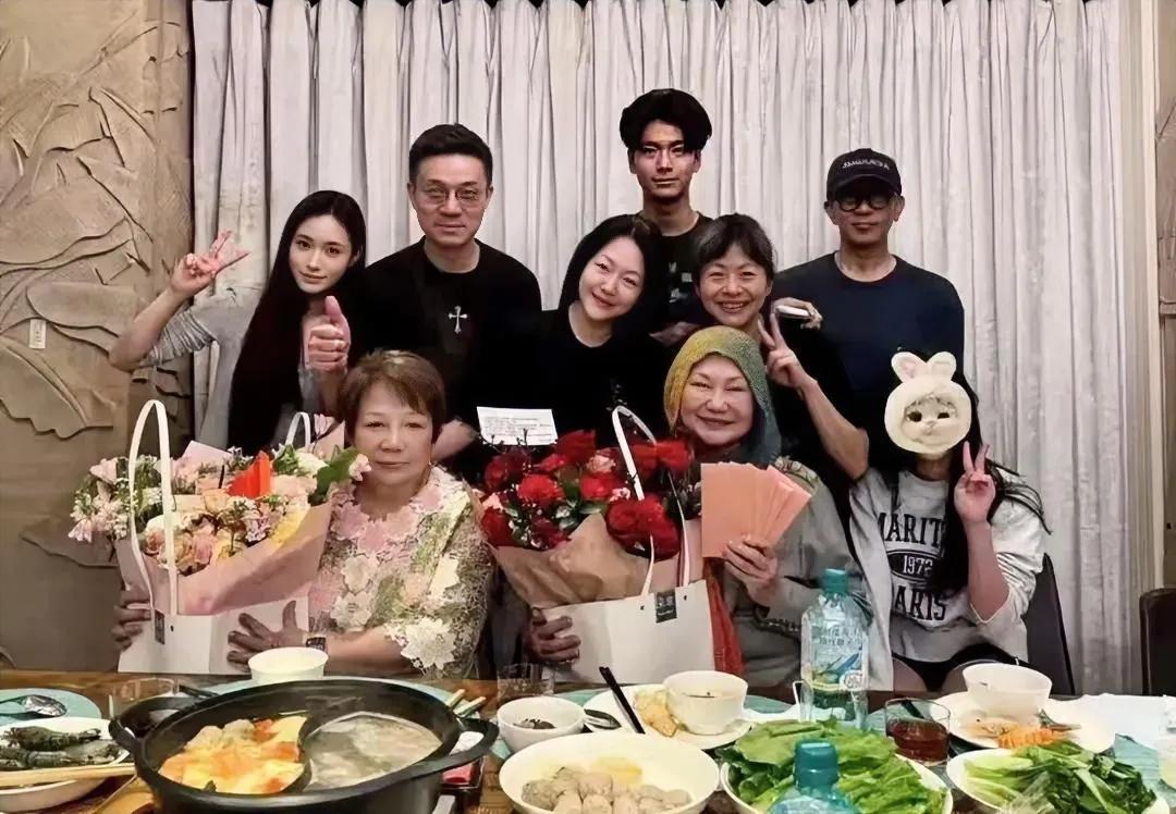 母亲节，S妈发文思念女儿大S，头戴头巾，看上去满面笑容，一家人很开心的样子。女儿