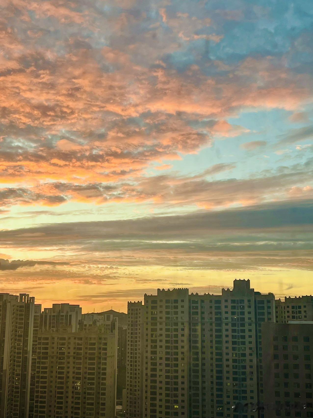 兰州的傍晚，漫天火烧云惊艳一幕

火烧云黄昏美景 兰州晚霞 7月12日，傍晚🌆