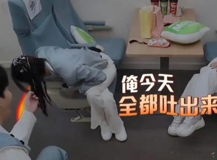 杨幂 俺吐了俺又吐了杨幂这句 “俺吐了俺又吐了” 透着一股机灵劲儿，真实得像身边