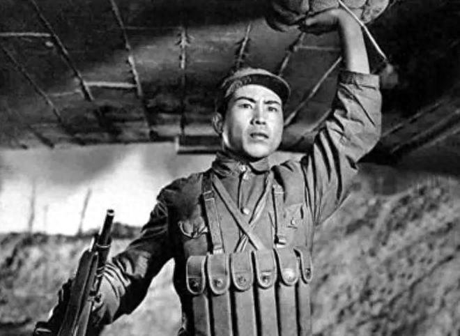 90年代有位开国中将与世长辞，临终时提及董存瑞，追悼会为何因此推迟5天？
199