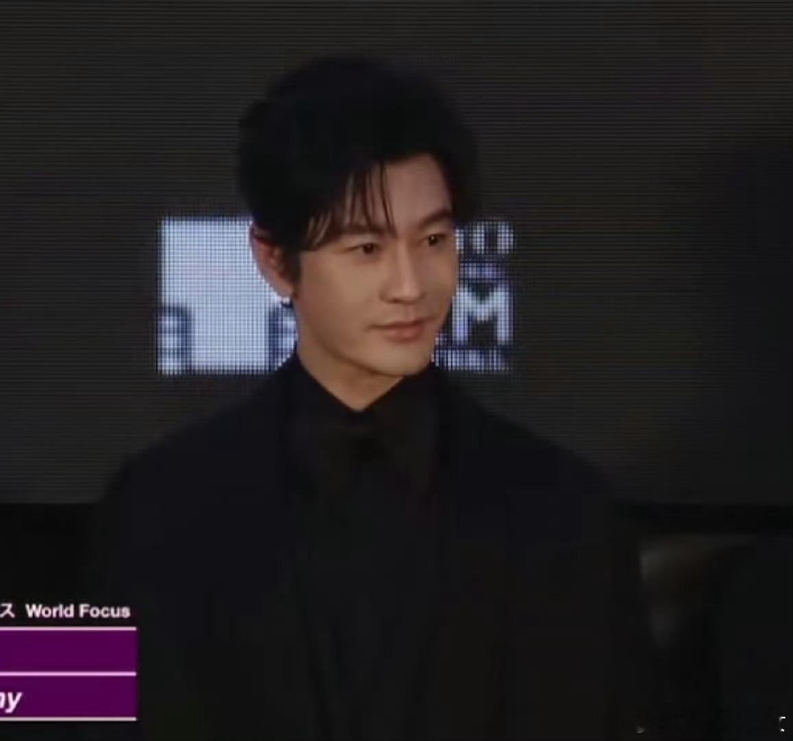 黄晓明惊艳亮相东京电影节红毯！状态绝佳的他自信满满，闲庭信步间尽显魅力。其主演的