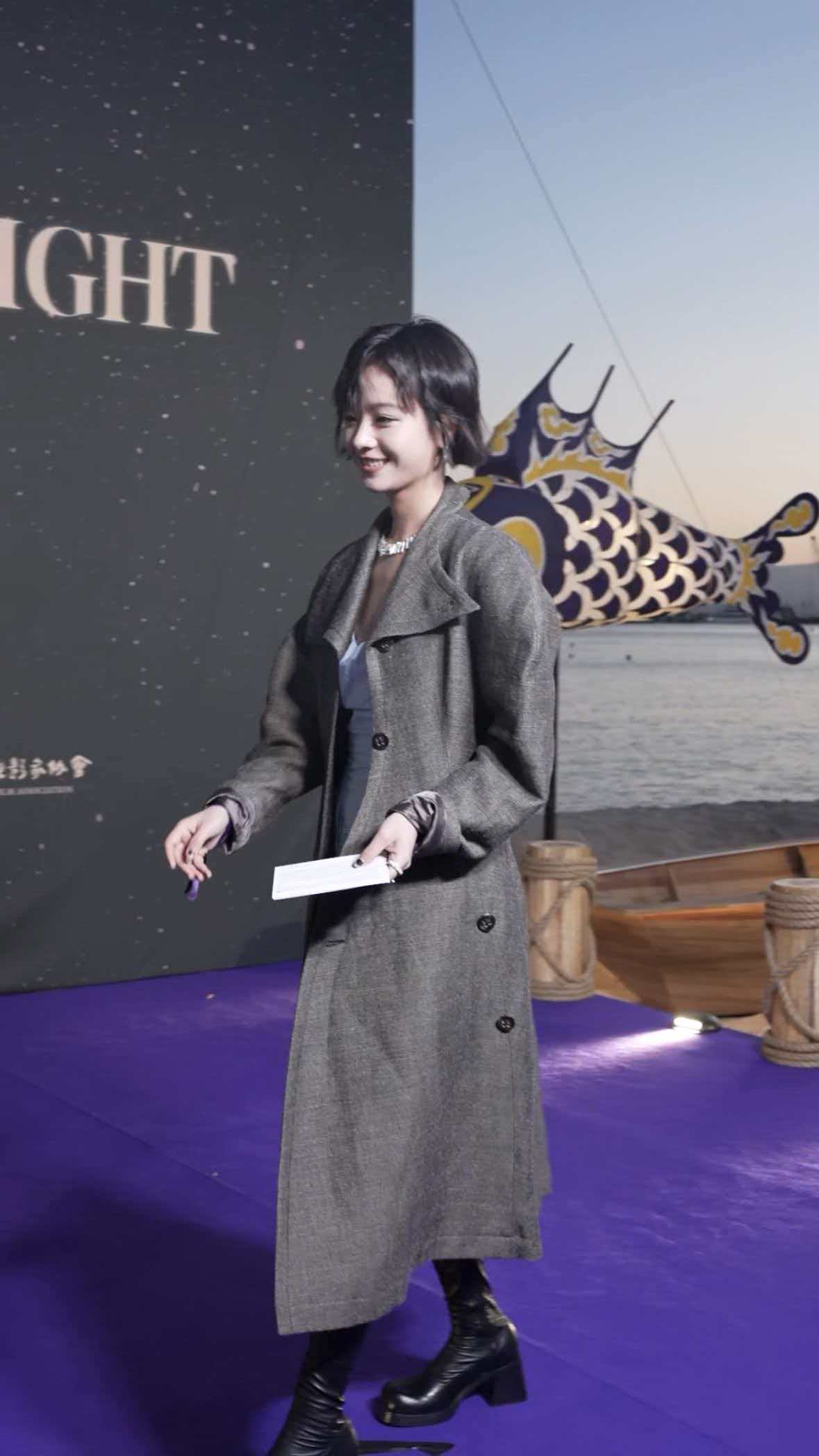 李庚希戛纳英文致辞 全英文致辞流利又从容，00后演员的国际范儿藏不住啦！自信的样