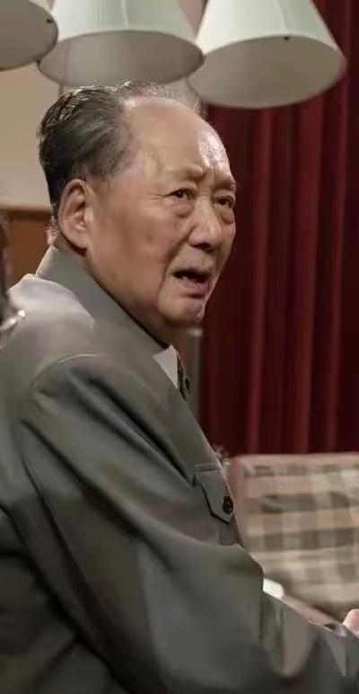 灯前论治，霜覆双眉。
目含丘壑，心系黔黎。
历尽烽尘，未忘生民。
一言一思，皆为