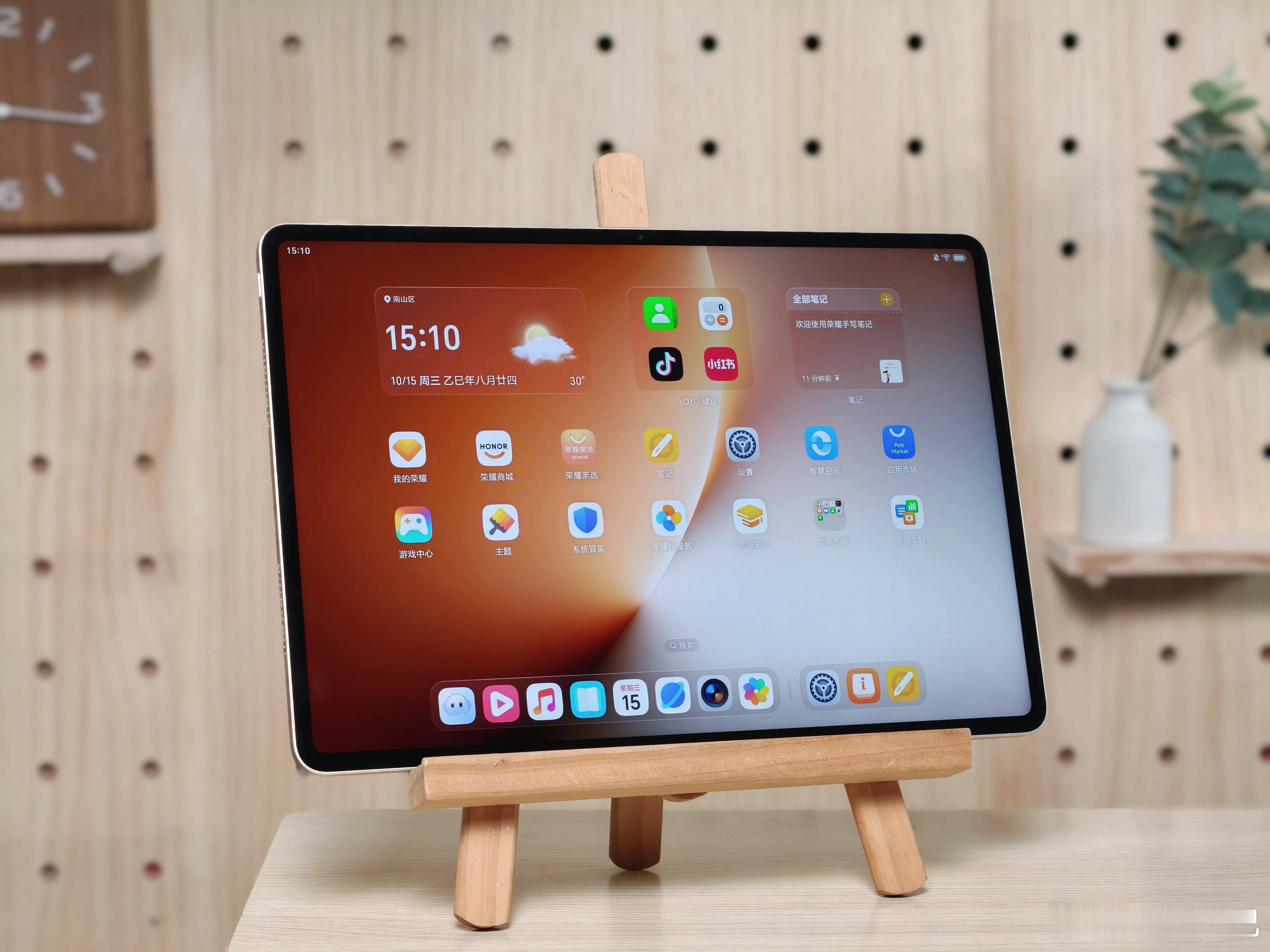 大：13.3 英寸薄：5.79 毫米轻：595 克荣耀这台全新的 MagicPa