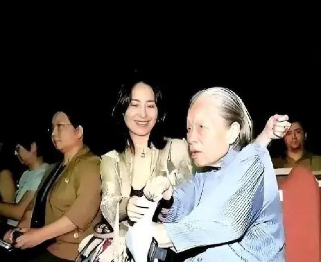 何超琼的保姆晶姐，干了48年，递了辞职信。何超琼没多说，直接把一套价值1.2亿的