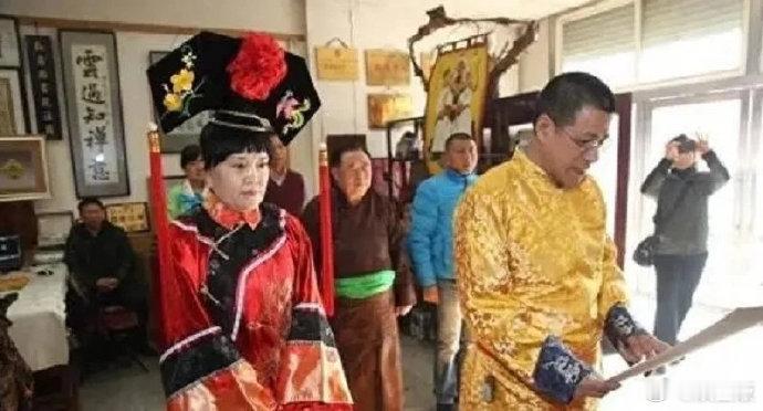 大清明明已灭亡106年，而乾隆7世孙仍旧穿龙袍祭祖，家里依旧金碧辉煌[笑cry]