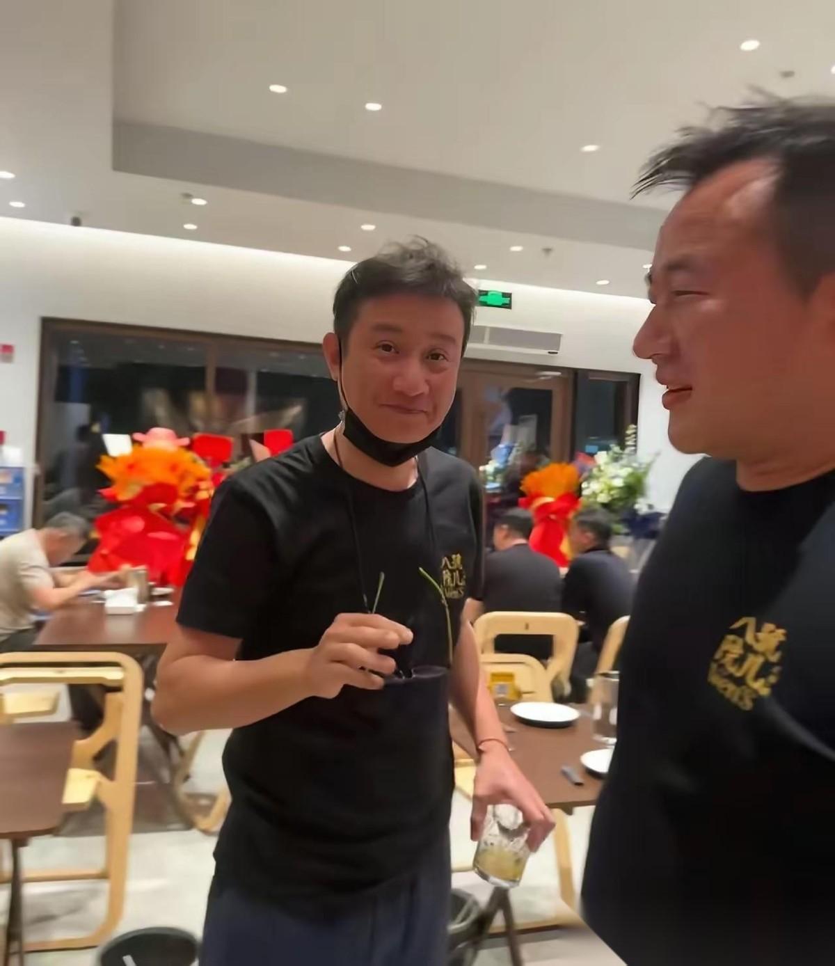 文章和朋友在上海开陕西餐馆了！还亲自接待客人，那天文爱马是在为老爸宣传。文章是陕