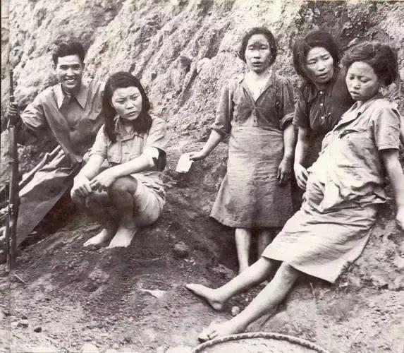 1944年，王改荷正准备做饭。突然，鬼子破门而入，他们上来就将王改荷扑倒在地，王