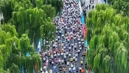 听说很多马拉松被叫停，我是支持的，不是因为别的，就是我那傻老公。
​今年他年初开