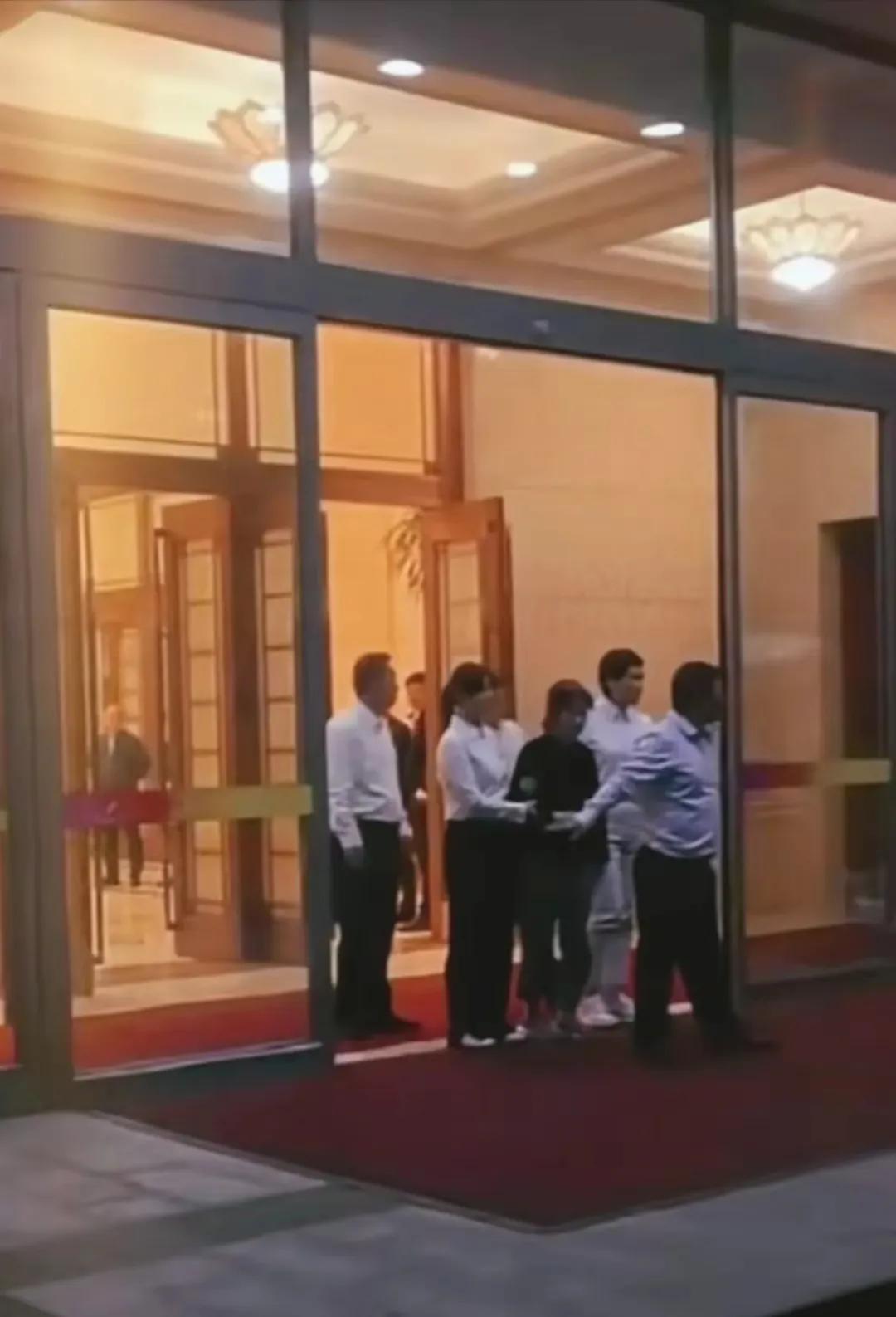贪得无下限啊，盛京银行女行长张玉坤落马，网传贷款2700亿元回扣810亿元。

