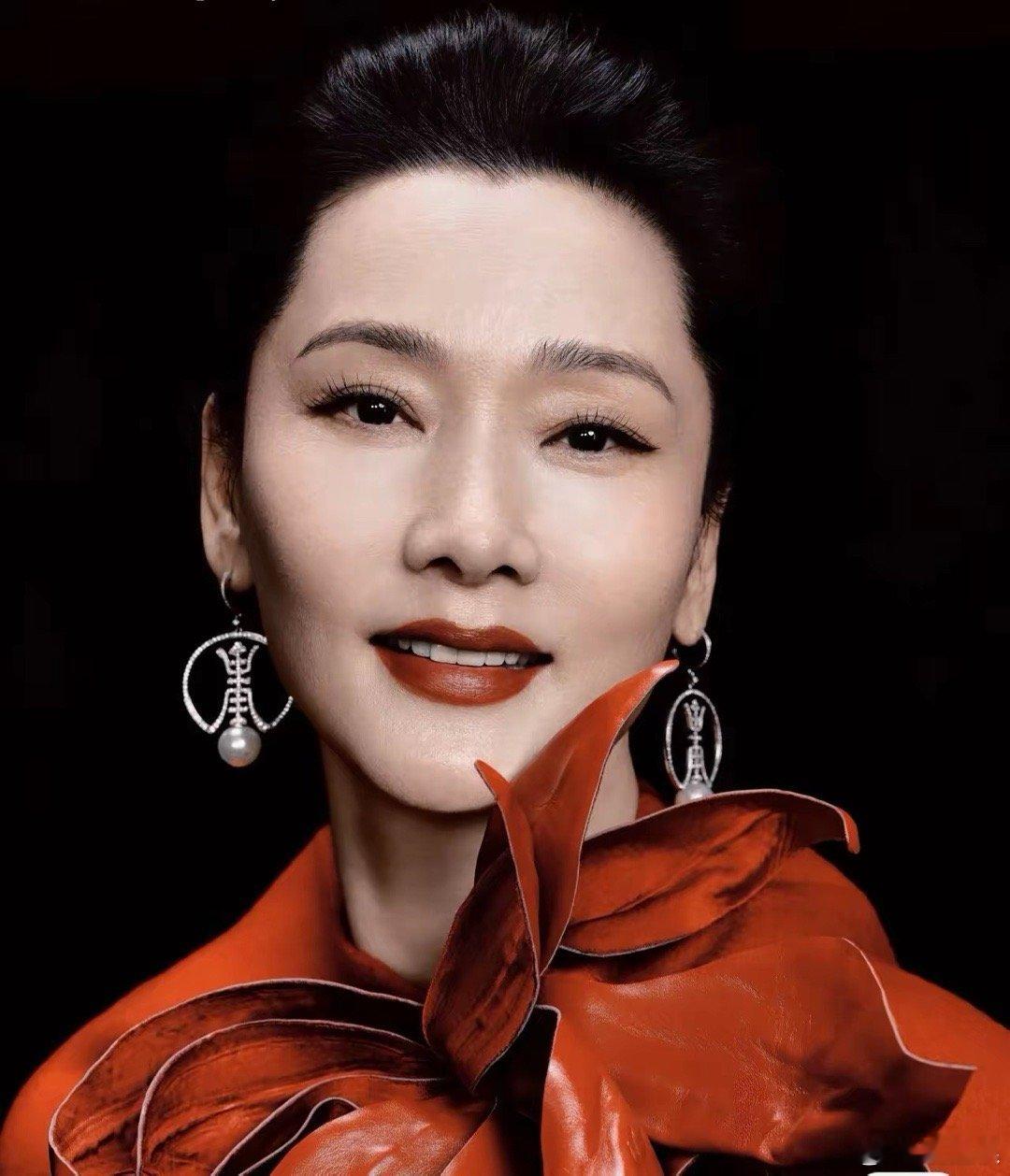 何赛飞再次印证了，多读书还是有用的，不信你看何赛飞在《一路繁花》中被刘嘉玲问何赛