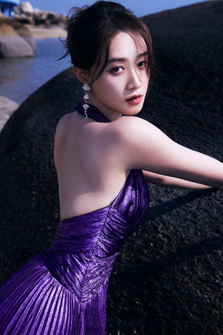 蓝盈莹红唇美背海滩大片 ​​​