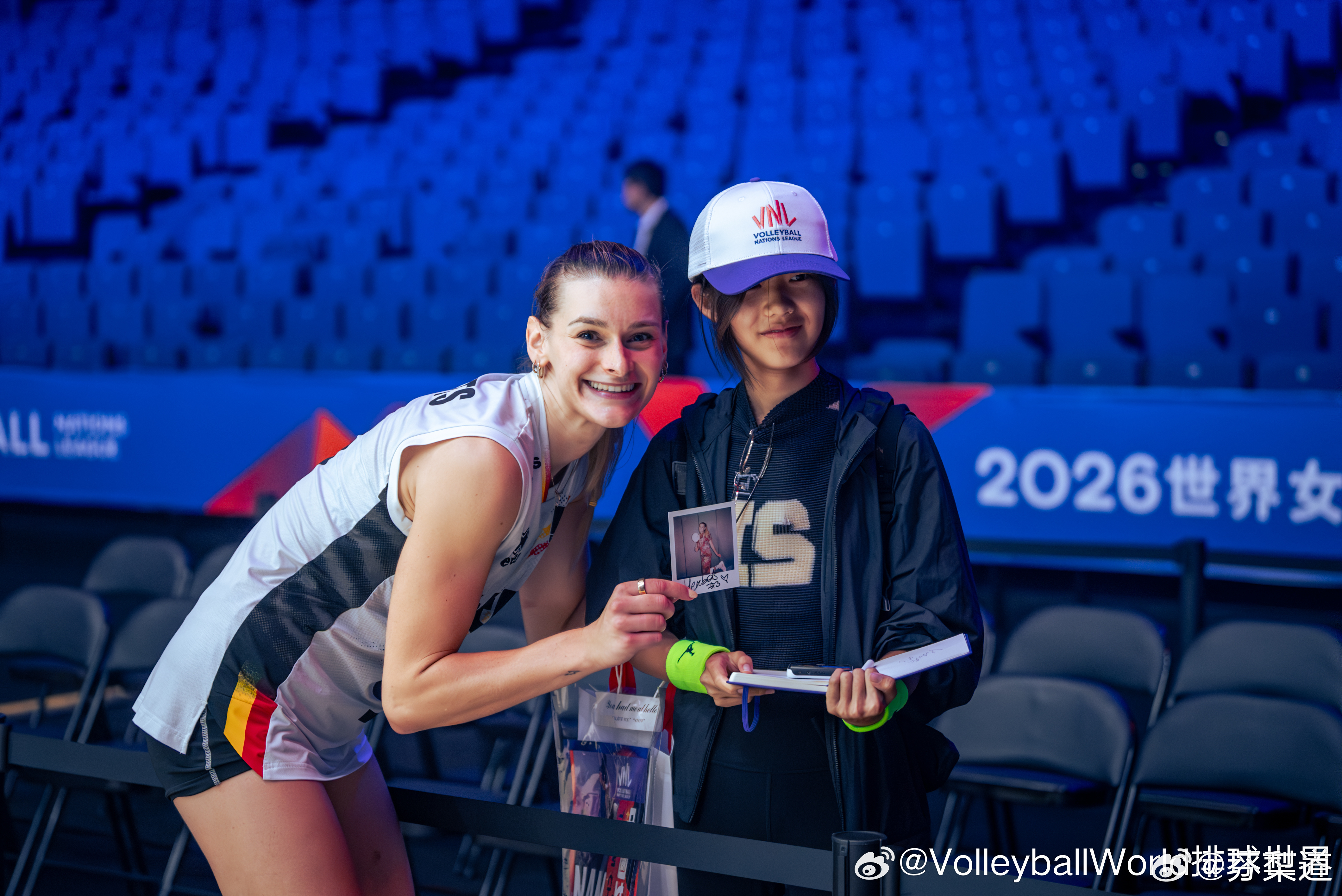 国际排坛动态2026世界女排联赛一位挺有范儿的幸运球迷得到了赫伯茨的签名 