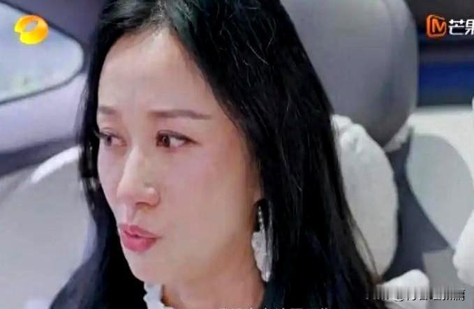 倪虹洁在镜头前光鲜亮丽，谁能想到她手机里藏着个永远不会回复的对话框？

16岁儿