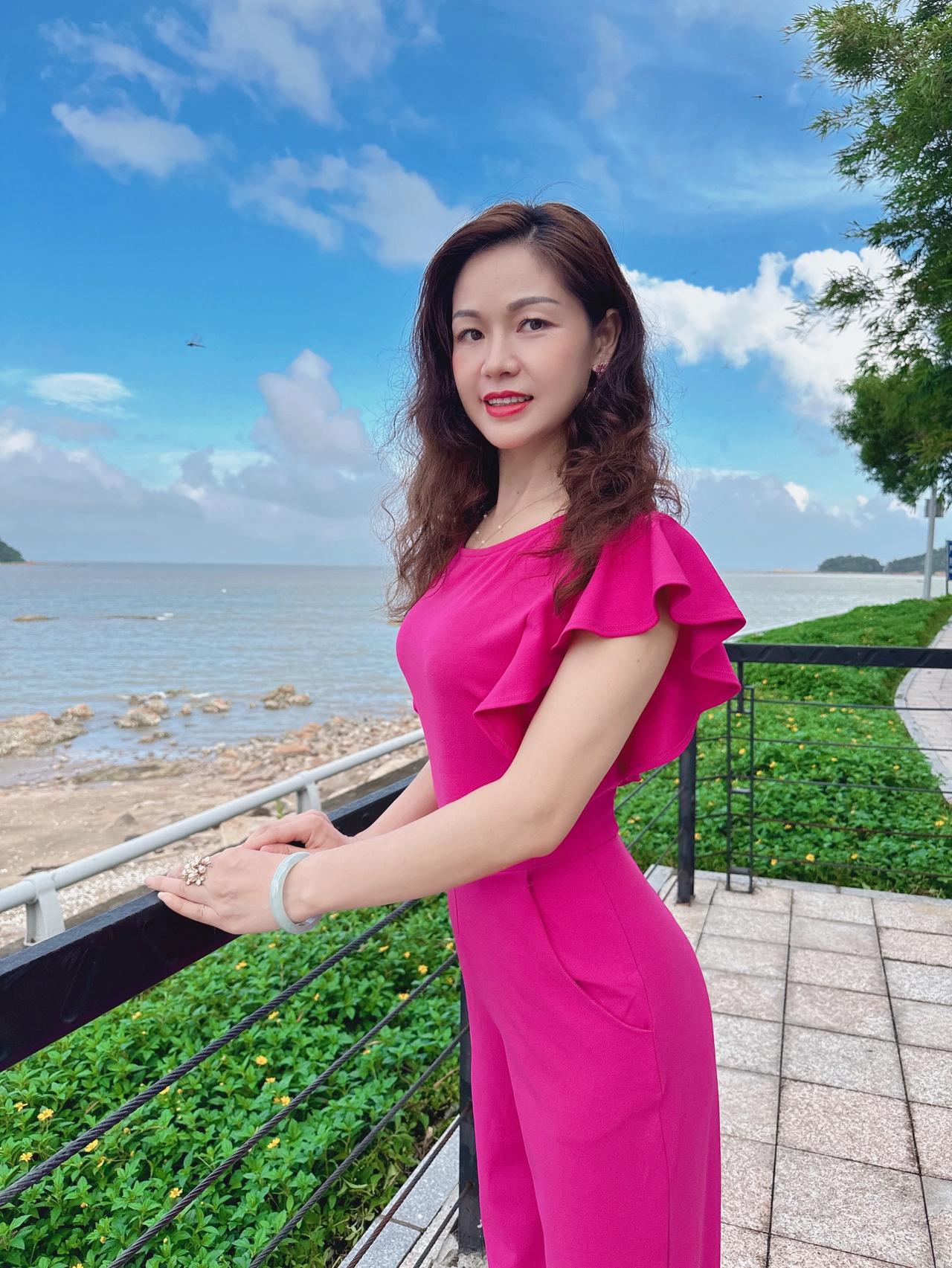 浅浅的岁月，轻轻的风，寻一处悠闲与自在，在海边觅一地寂静，收集春天的海，藏进夏日