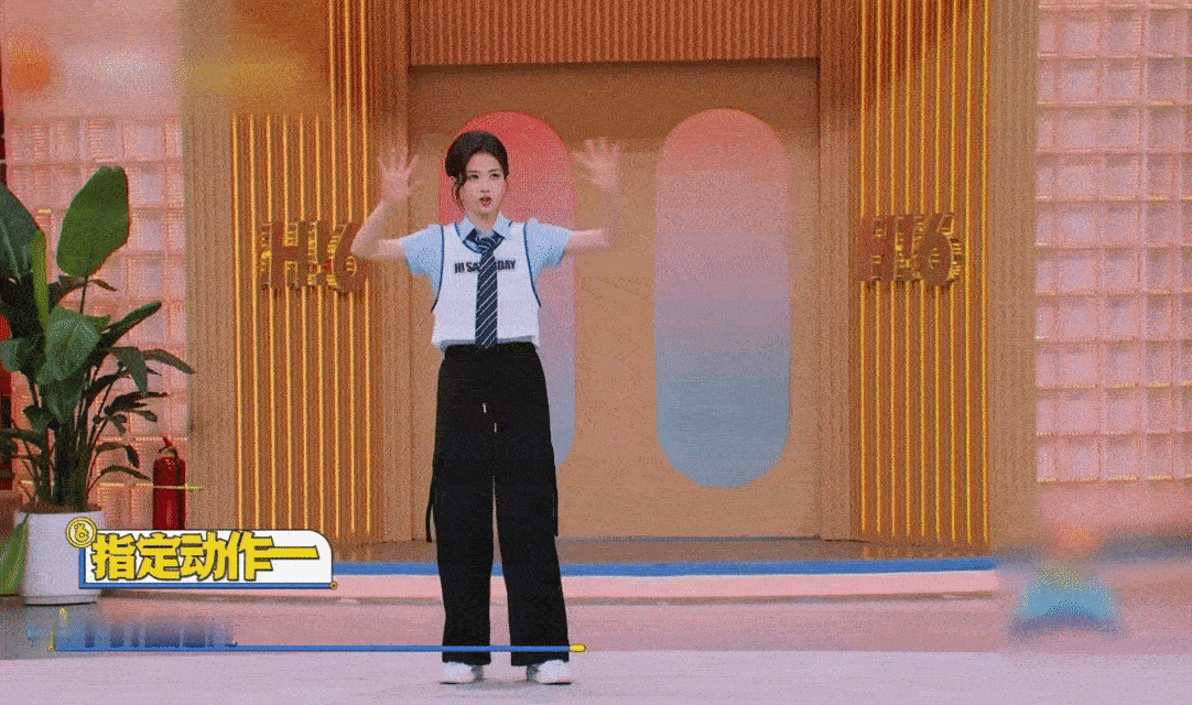 白鹿咋这么可爱 白鹿你别太可爱了瞬间开启疯萌模式，抬腿奔跑，双手举起，嘴巴不停啊