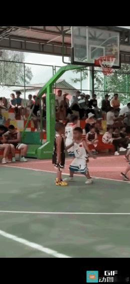 这小子绝对有NBA一防的水准！

你看看他的动作！就知道他的能力！
在少年队的一